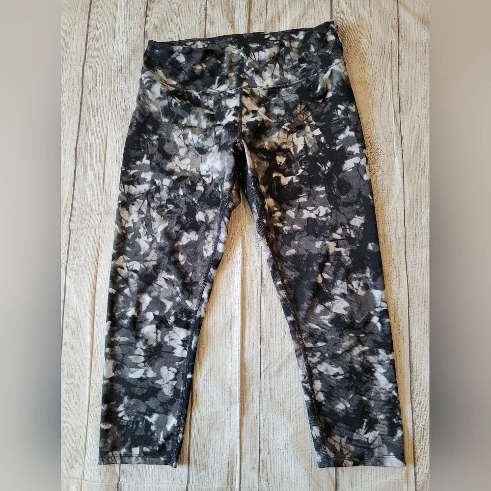 Lou and Grey •Size Medium• Black White Low Rise Capri Active Yoga Leggings